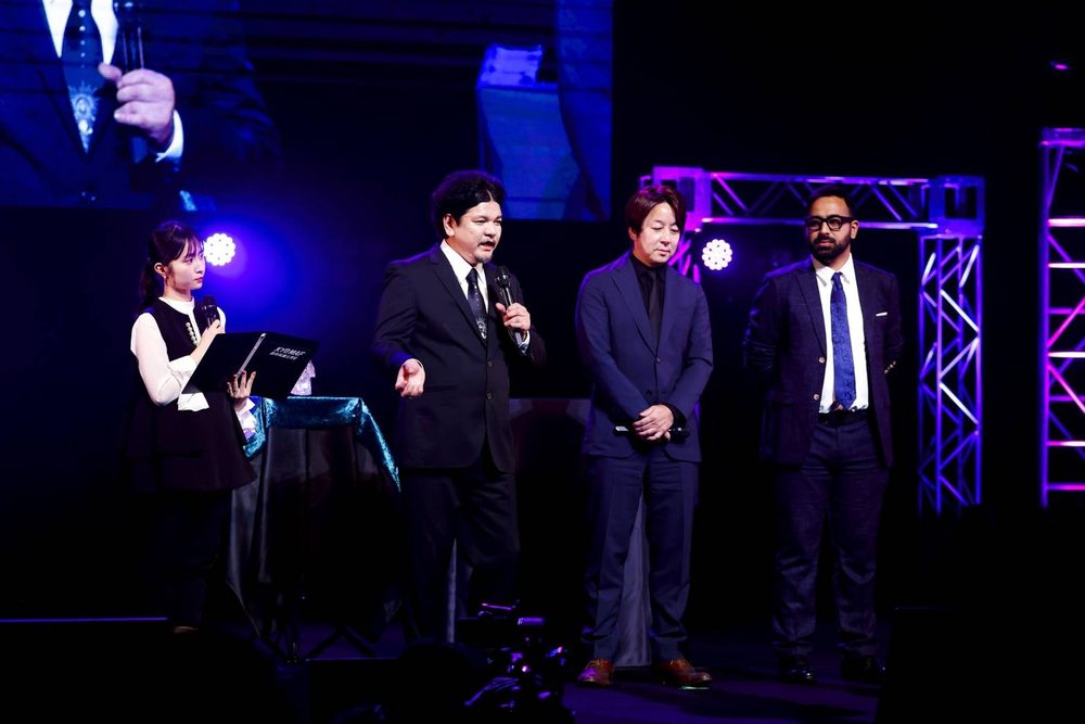 ステージに並ぶ出演者