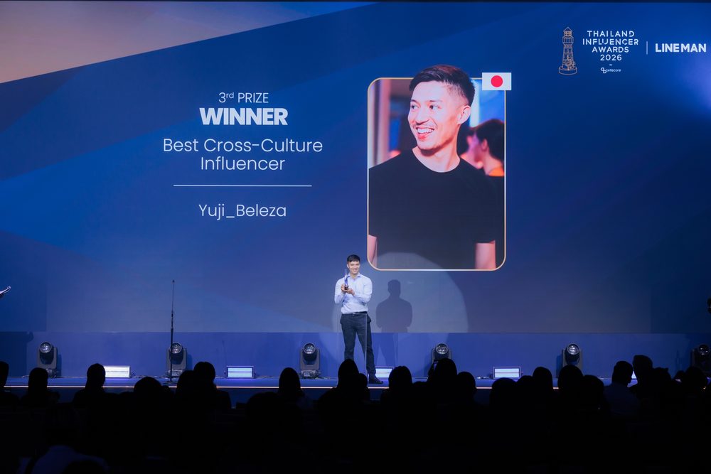 授賞式のステージに立つYuji Beleza